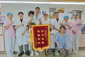11岁女孩确诊“长发公主综合征”，整个胃部几乎被毛发结石占据！图片
