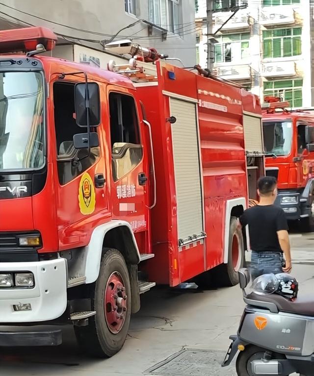 浙江温州一鞋厂清晨突发大火，消防员称从2楼烧到4楼，起火原因正调查