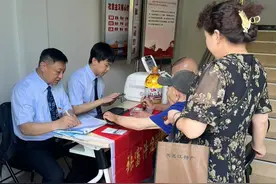 建设银行哈尔滨群力支行开展“社保卡便民升级暨金融安全守护”专场活动图片