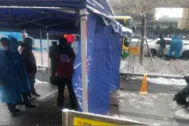 直击大雪中的合肥｜3号线地铁免费公交接驳点搭起挡雪棚 多名人员风雪中值守图片