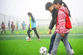 （体育）王霜来到大凉山“云端小学”图片