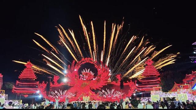活力中国调研行｜水枪已上膛，荆州市民趁夜狂欢