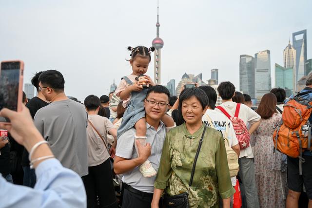 魔都眼·国庆｜各景点人从众，假期过半外滩客流已破220万