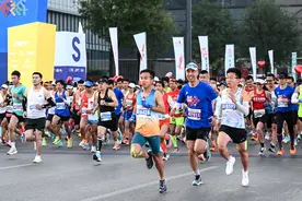 马拉松“关门”后，他们仍步履不停图片