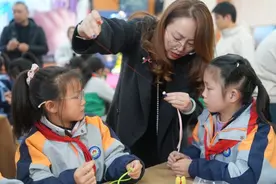 新梅小学这门特色课程是这样延续的——放心让孩子 “玩转”针线剪刀 做盘扣练出巧手图片