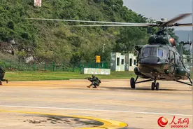 广西南宁：铁翼飞旋！特战队员开展直升机融合训练图片