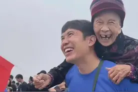 背着95岁奶奶去天安门看升国旗！为奶奶圆梦的他，还有个身份→图片