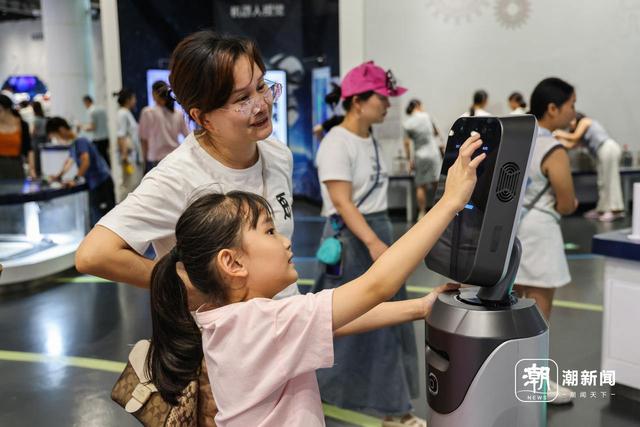 科普伴假期 带着VR眼镜与智能机器人对话