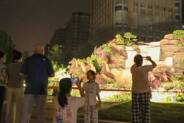 纪念抗战胜利80周年主题花坛亮灯