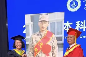 跨越600多公里，从安徽到青岛，妈妈穿上学士服替“兵儿子”参加毕业典礼图片