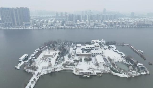 睢县迎来今冬首场降雪 北湖景区成热门打卡地