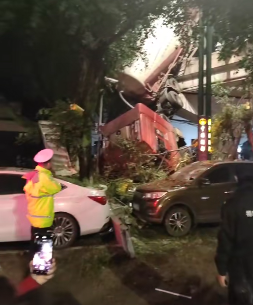 水泥罐车从高速桥上坠落砸中桥下多车，目击者称"砰"地一声像爆炸一样！四川警方通报：无人员伤亡