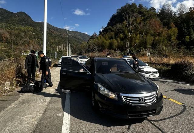 浙江一女子取出300万公司年底分红，放进一辆黑色无牌轿车，警方一路追击，两辆警车一前一后将车辆成功拦截，当场抓获2名嫌疑人
