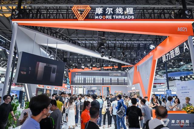 AI热爆了！日行3万步都跑不完WAIC，机器人展区水泄不通