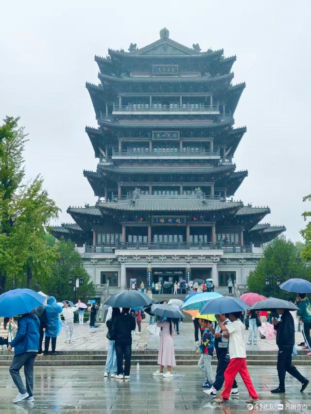 雨中漫步大明湖