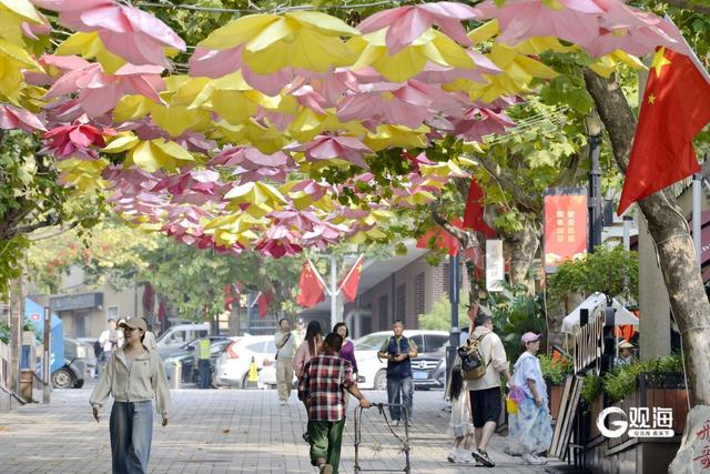 喜迎国庆，青岛历史城区换“红妆”