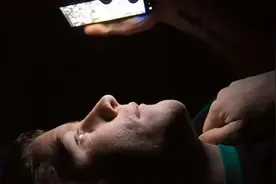 经常关灯玩手机？这4个方法可有效降低患青光眼风险图片