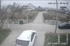 “救命啊！”一家五口驾车坠河，司机举起婴儿，56岁的他狂奔而来图片