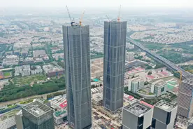 张江科学城“科学之门”东西双塔外立面幕墙完工，2025年整体交付图片