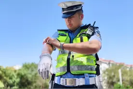 地表温度最高80摄氏度！交警成 “焦警”图片