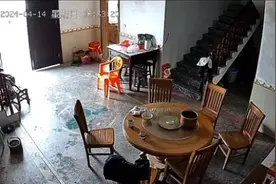 泪目！儿子为老父亲盖衣服，发现他已安详离世，最后遗言破防了图片