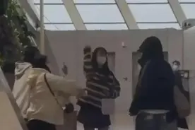 知名男歌手突然被多名女子泼水！工作室：已报警图片