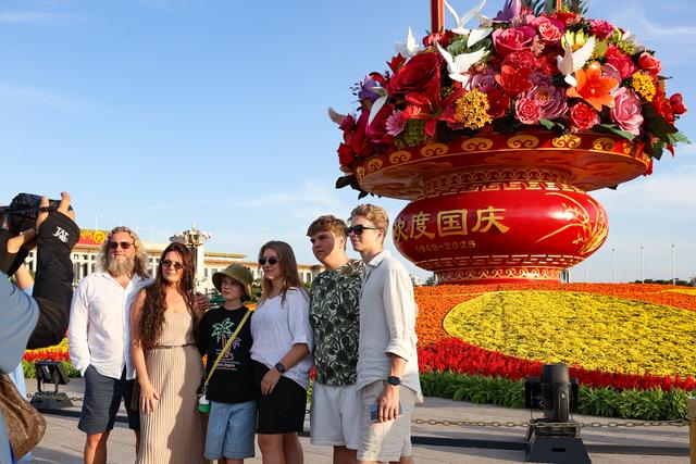 城事｜天安门“祝福祖国”花篮盛装迎国庆，游客提前打卡