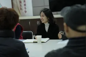 上海“一江一河”建设者获最美公务员称号，十年不穿高跟鞋，最爱老百姓提建议图片