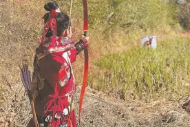 传统弓箭原野射箭赛在福建屏南开弓图片
