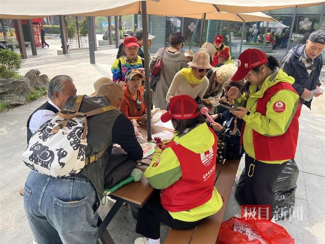 金秋映重阳，志愿暖龟山，武汉文旅志愿者爱心伴老添温情
