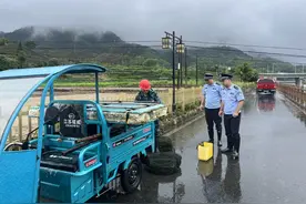 别下河捞鱼！水库泄洪前村民撑竹筏抓鱼，民警紧急制止图片