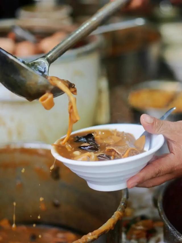 何处红叶醉人眼？何物最暖游子心？