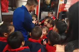 “长大了，我也要当消防员”｜小学生走进“红门”零距离体验消防日常图片