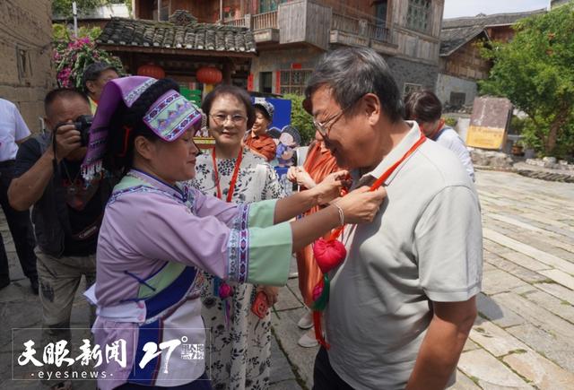 上海知青跟着叶辛游贵州