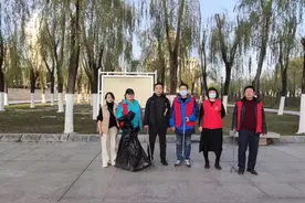 保护母亲河，志愿者清理长江边垃圾图片
