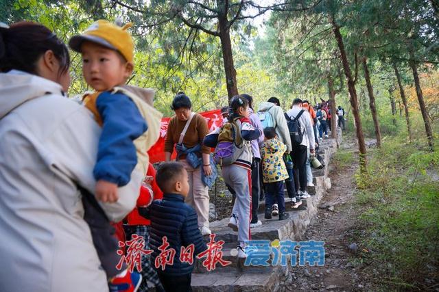 一年四季 泉在济南丨济南蝎子山秋色“美出圈”！半山红妆半山青翠，独特“鸳鸯火锅”景观引客来