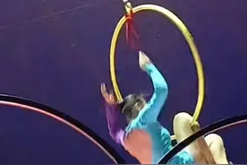 南宁一女杂技演员表演时绳断坠落，当地称人没事！道具系网购图片