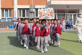 河北承德圣继学校小学部组织举行第八届校园运动会图片