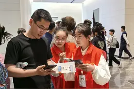 愿做一束光 温暖游客心——“五一”期间安阳市组织300余名志愿者服务景区图片