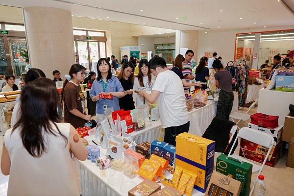 春秋旅游携全球赏秋线路登场，喀什风情、互动好礼点亮金秋