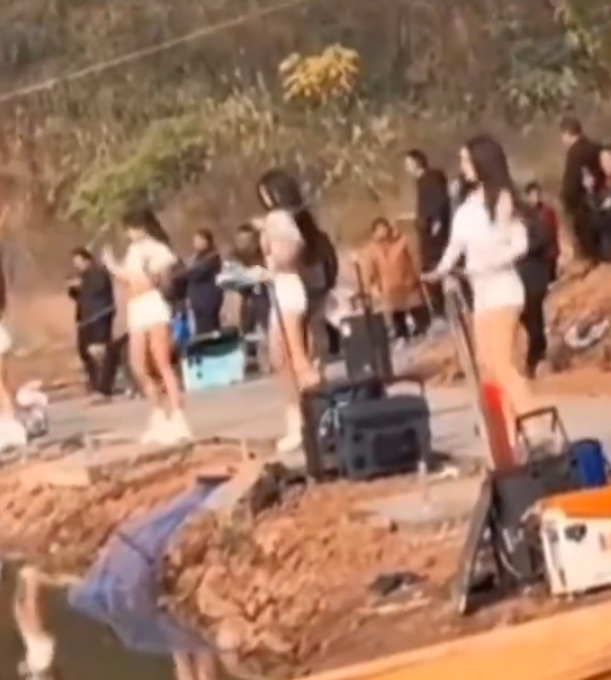 四川乐山一钓场开业，请美女热舞被质疑低俗	，钓场老板：系常规商业引流