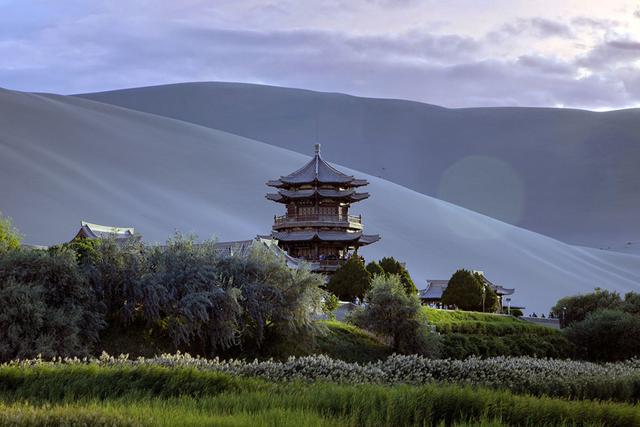 邱华栋：敦煌的世俗场景与洞窟世界