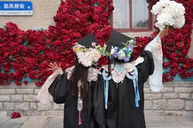 济南老街巷，众多大学毕业生戴上簪花学士帽留影图片