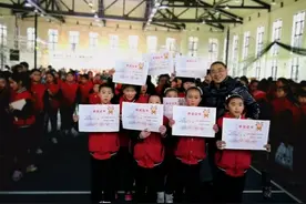 油画为灯，他10年支教照亮孩子们走出大山的路图片