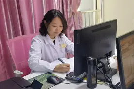 节日我在岗｜贵阳市妇幼保健院产科医生方有珍：用坚守承接生命的诞生图片