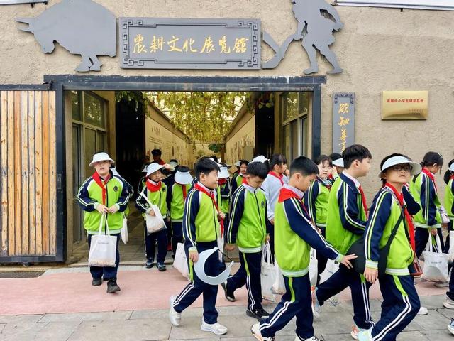 行走的历史课，临沂天上王城景区秋日迎来研学千人团