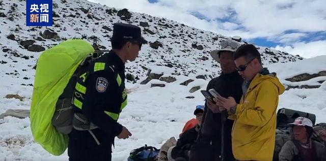 珠峰暴雪中，向导一人一狗带上百人撤离，有人转账5000元感谢