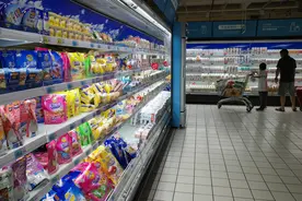 牛奶收购价连续27个月同比下跌，行业复苏进程面临推迟图片