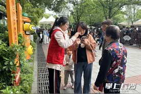 长沙：橘子洲红马甲花式“宠客”图片