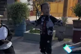 纳西族萌娃站板凳上唱民族歌曲图片
